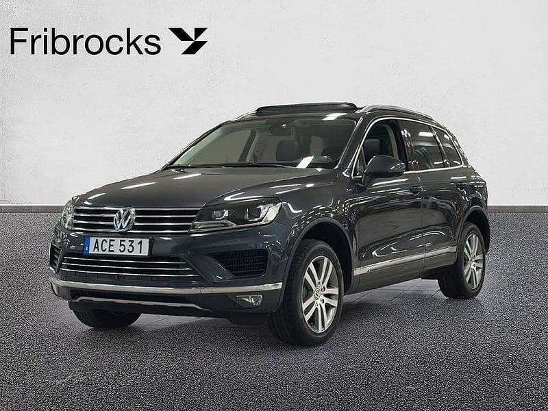 Mörkgrå Begagnad 2016 VW Touareg SUV | 199 800 kr (Marknadspris) - Bild 1/4