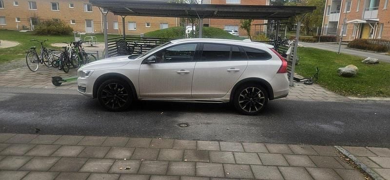 Vit Begagnad 2018 Volvo V60 CC Standard Kombi | 190 000 kr (Bra pris) - Bild 1/4