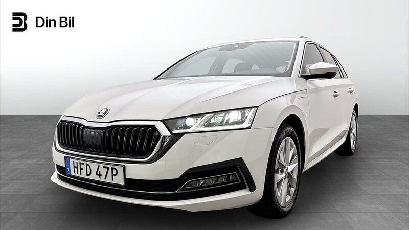Vit Begagnad 2023 Skoda Octavia Style Kombi | 317 500 kr (Marknadspris) - Bild 1/4