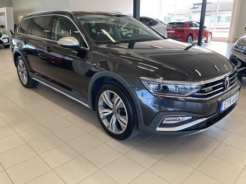 Mörkgrå (grå) Begagnad 2022 VW Passat Alltrack Executive Kombi | 319 900 kr (Marknadspris) - Bild 1/4