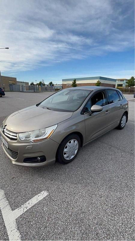 Brun Begagnad 2011 Citroën C4 Halvkombi | 40 000 kr (Marknadspris) - Bild 1/4