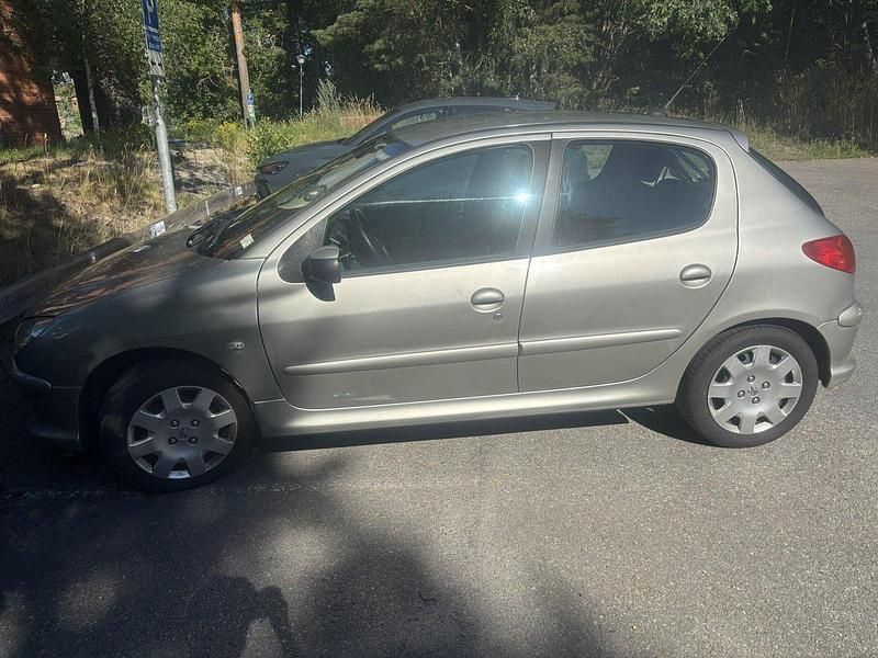 Silver Begagnad 2006 Peugeot 206 Halvkombi | 38 000 kr (Dyr) - Bild 1/4
