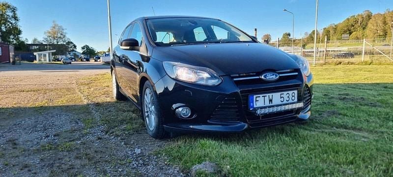 Svart Begagnad 2013 Ford Focus Titanium Halvkombi | 44 200 kr (Bra pris) - Bild 1/4