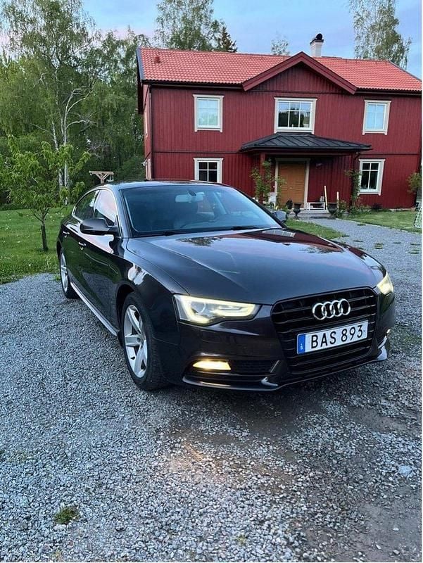 Grå Begagnad 2012 Audi A5 Sportback Comfort Halvkombi | 99 000 kr (Marknadspris) - Bild 1/4