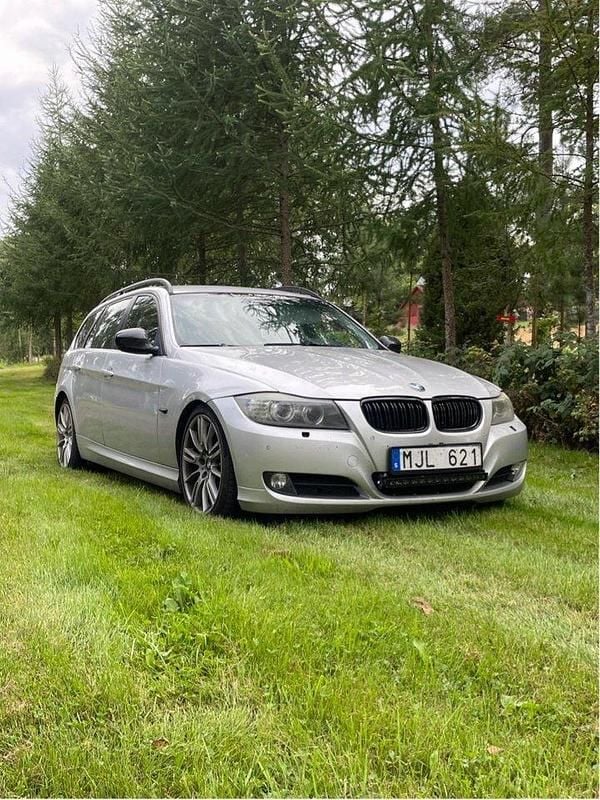 Grå Begagnad 2009 BMW 325 Comfort Edition Kombi | 84 000 kr (Dyr) - Bild 1/4