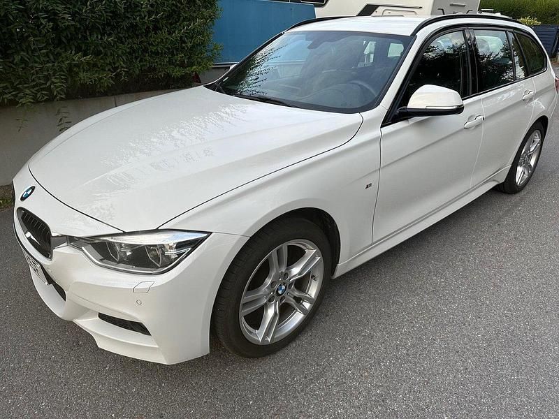 Vit Begagnad 2019 BMW 320 M Sport Kombi | 230 000 kr (Bra pris) - Bild 1/4