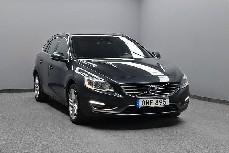 Grå Begagnad 2014 Volvo V60 Momentum Kombi | 119 800 kr (Marknadspris) - Bild 1/4