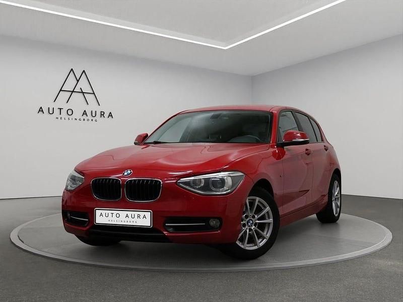 Röd Begagnad 2013 BMW 118 Sport Line Halvkombi | 114 900 kr (Marknadspris) - Bild 1/4