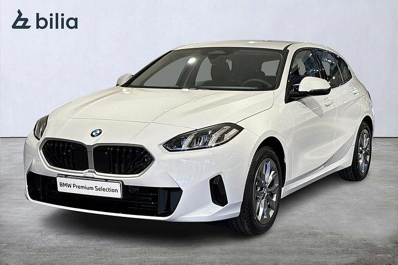 Vit Begagnad 2026 BMW 120 Halvkombi | 339 900 kr - Bild 1/4