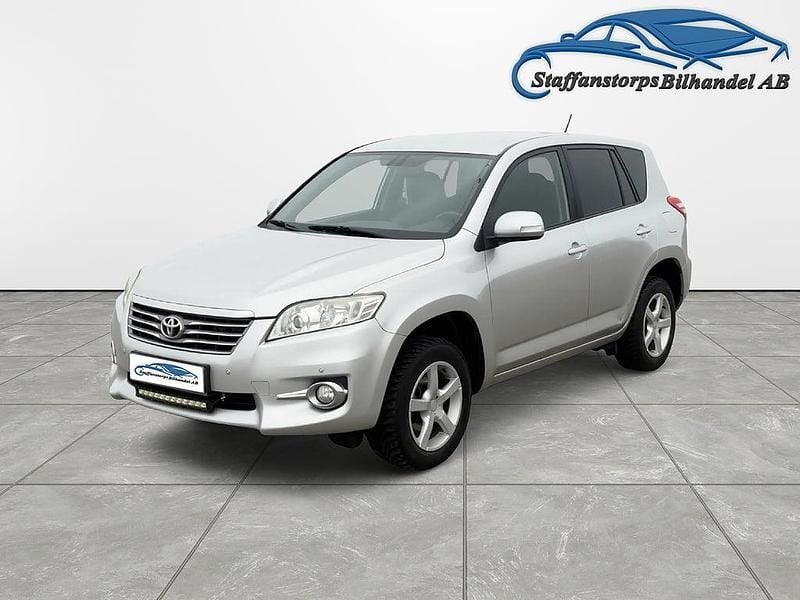 Silver Begagnad 2010 Toyota RAV4 SUV | 79 900 kr (Bra pris) - Bild 1/4