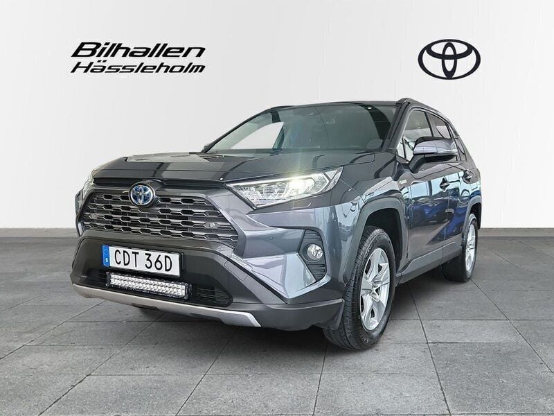 Mörkgrå (grå) Begagnad 2021 Toyota RAV4 Hybrid Active SUV | 324 900 kr (Marknadspris) - Bild 1/4