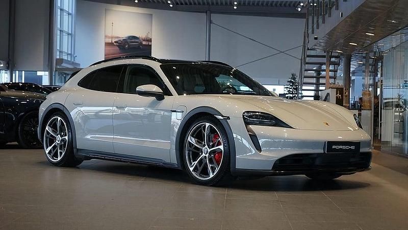 Ljusgrå Begagnad 2022 Porsche Taycan Cross Turismo Kombi | 739 000 kr (Dyr) - Bild 1/4