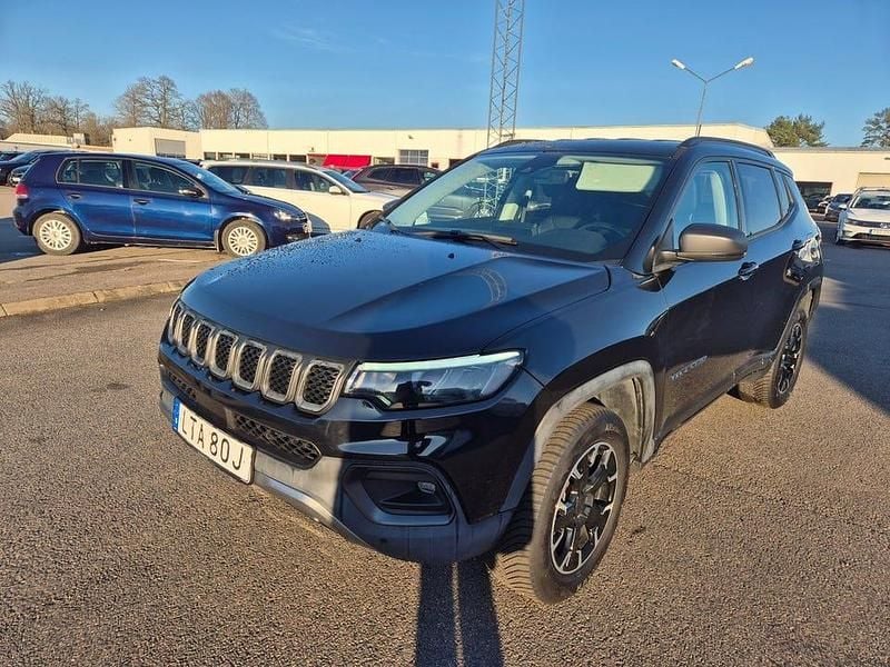 Svart (svart metallic) Begagnad 2021 Jeep Compass Trailhawk SUV | 249 000 kr (Marknadspris) - Bild 1/4