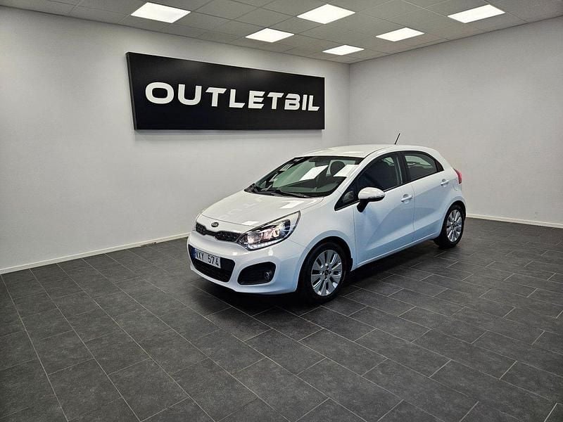 Vit Begagnad 2013 Kia Rio Comfort Halvkombi | 54 900 kr (Bra pris) - Bild 1/4