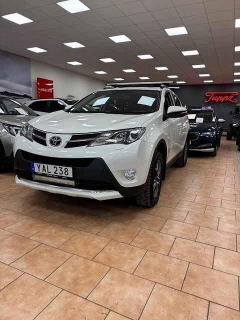 Vit Begagnad 2015 Toyota RAV4 Multidrive S SUV | 175 000 kr (Marknadspris) - Bild 1/4