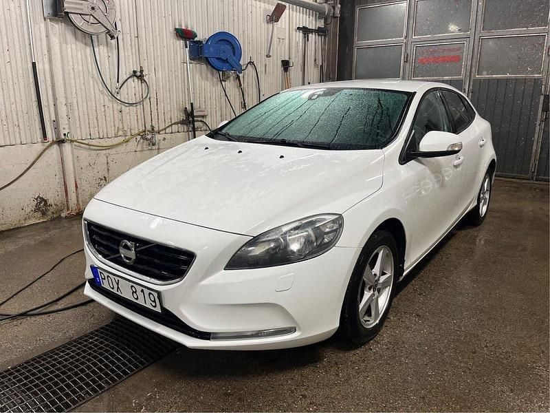 Vit Begagnad 2014 Volvo V40 Kinetic Kombi | 109 000 kr (Dyr) - Bild 1/4