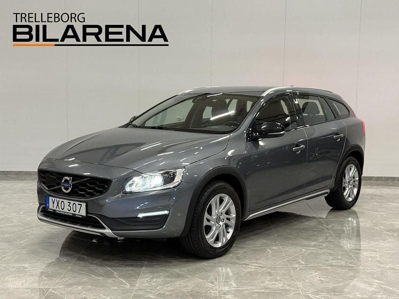 Grå Begagnad 2018 Volvo V60 CC Momentum Kombi | 179 900 kr (Bra pris) - Bild 1/4