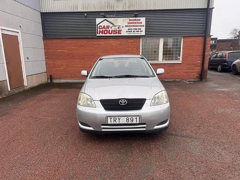 Begagnad Toyota Corolla 110 HK (80 kW) 2002 Silver Halvkombi