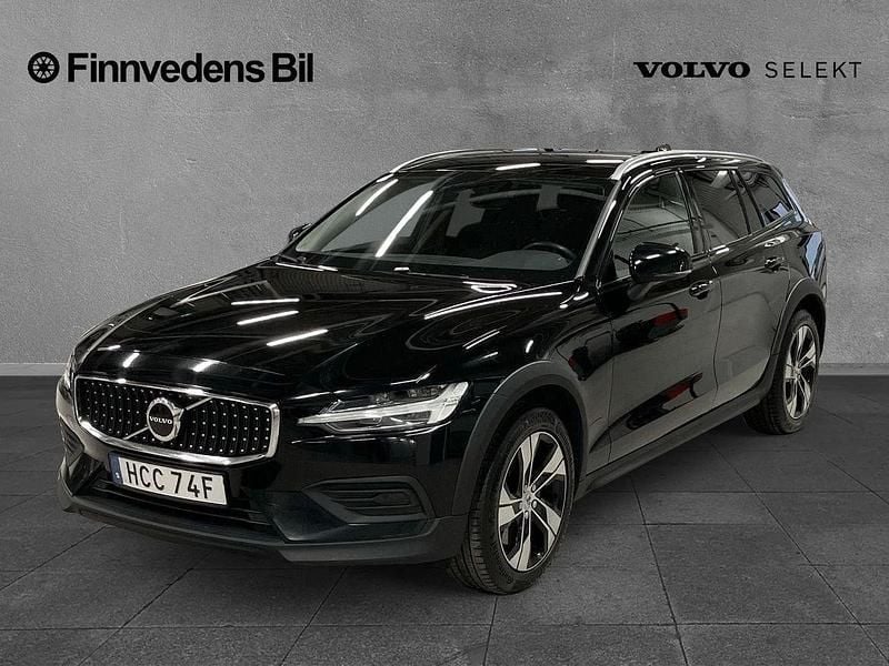 Svart Begagnad 2022 Volvo V60 CC Core Kombi | 264 000 kr (Marknadspris) - Bild 1/4