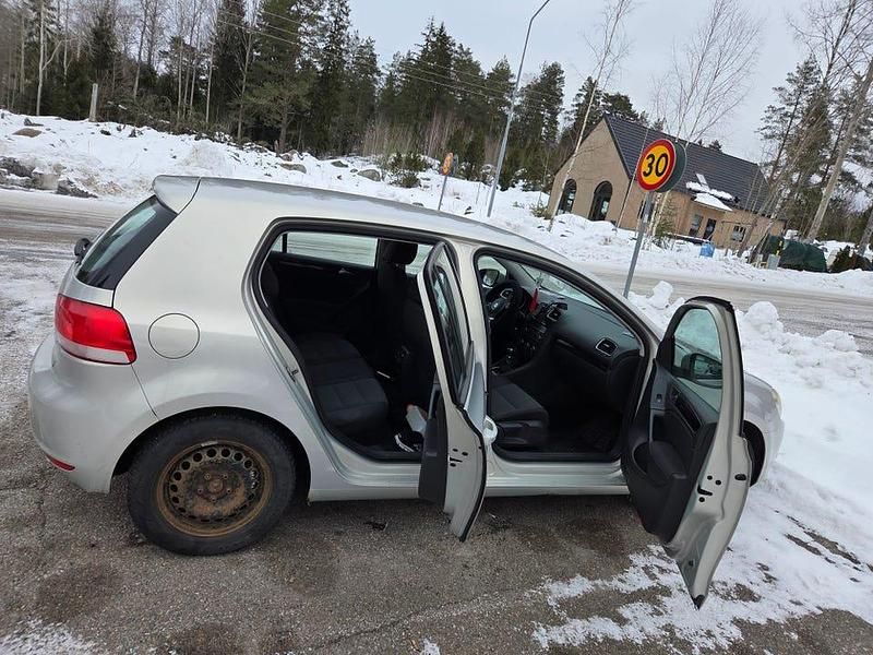 Begagnad VW Golf VI 102 HK (75 kW) 2010 Halvkombi