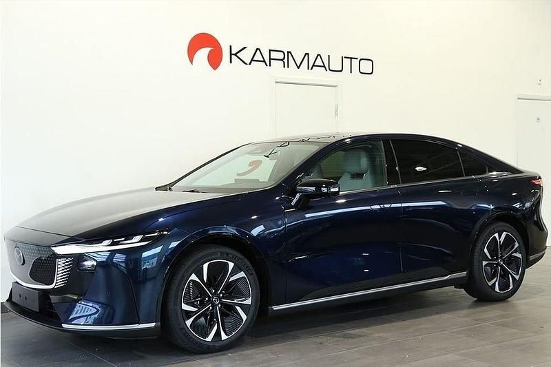 Blå Ny 2025 Mazda 6e Takumi-Line Sedan | 449 500 kr (Marknadspris) - Bild 1/4
