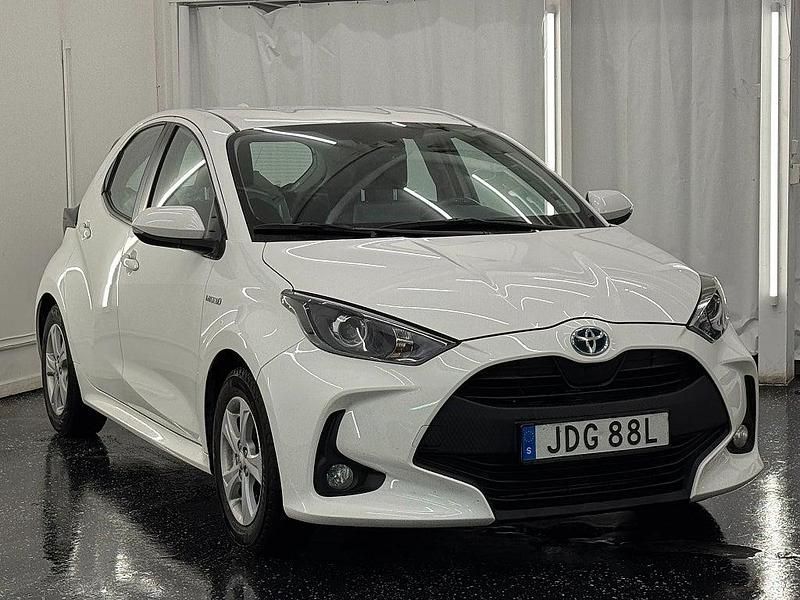 Begagnad Toyota Yaris Hybrid Active 116 HK (85 kW) 2020 Vit Halvkombi