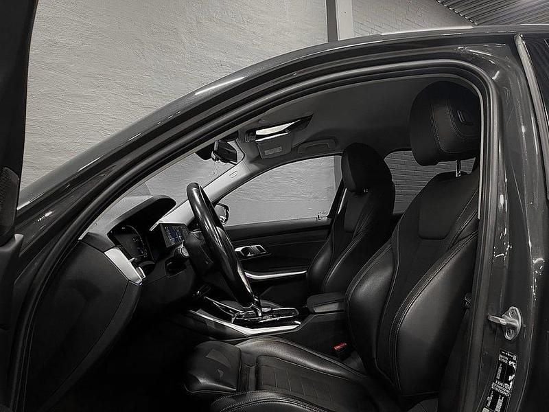 Begagnad BMW 330 Sport Line 292 HK (214 kW) 2020 Grå metallic Sedan