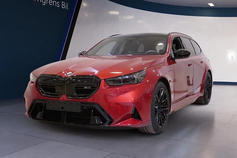 Ny BMW M5 Comfort Edition 2026 Röd Kombi