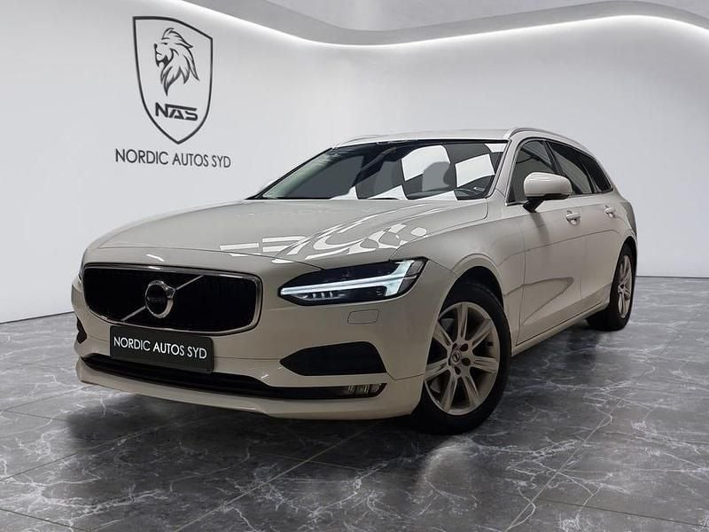 Vit Begagnad 2017 Volvo V90 Momentum Kombi | 169 900 kr (Marknadspris) - Bild 1/4