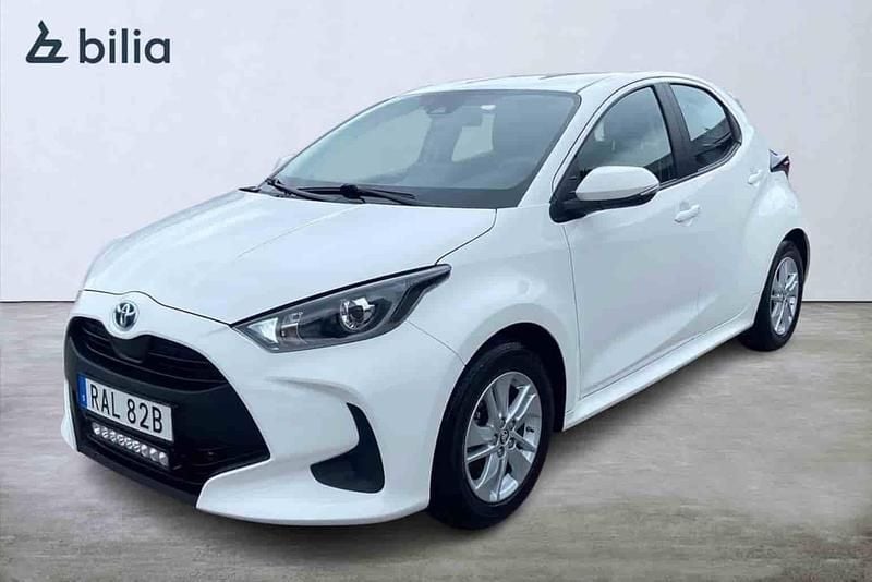 Vit Begagnad 2023 Toyota Yaris Hybrid Halvkombi | 219 900 kr (Marknadspris) - Bild 1/1