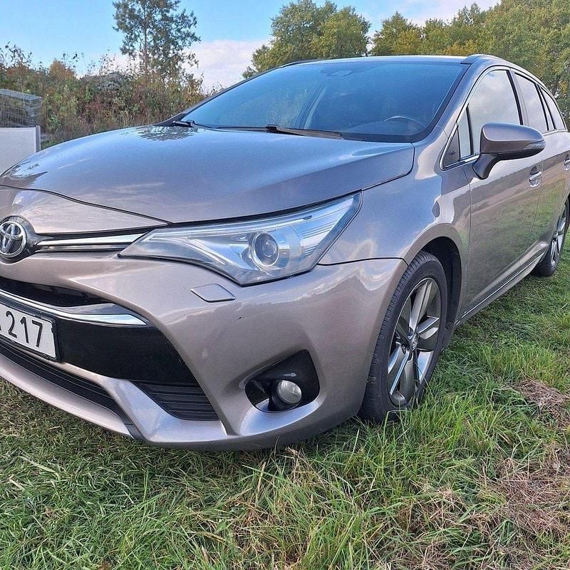 Brun Begagnad 2016 Toyota Avensis Active Kombi | 89 000 kr (Superpris) - Bild 1/4
