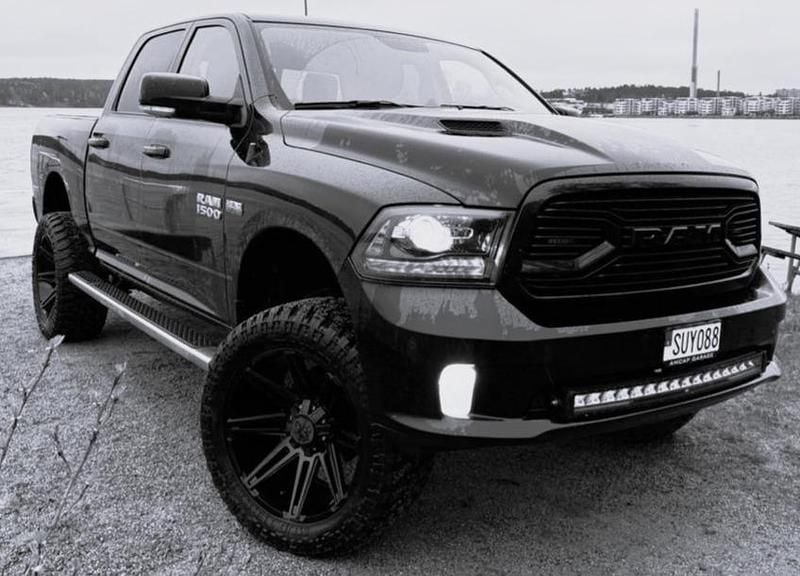 Svart Begagnad 2018 RAM 1500 Pickup | 449 000 kr - Bild 1/1