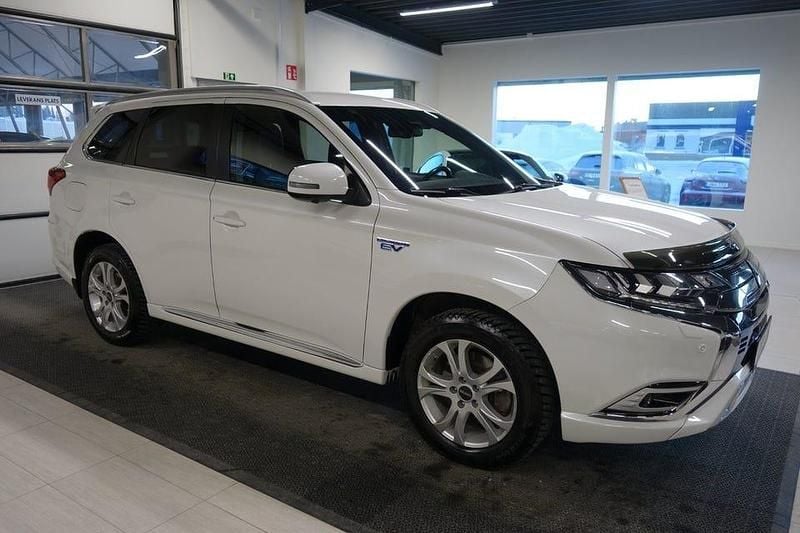 Begagnad Mitsubishi Outlander 224 HK (164 kW) 2020 Vit SUV