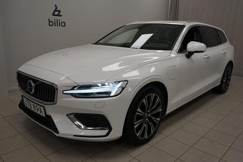 Vit Begagnad 2023 Volvo V60 Core Kombi | 399 900 kr (Bra pris) - Bild 1/3
