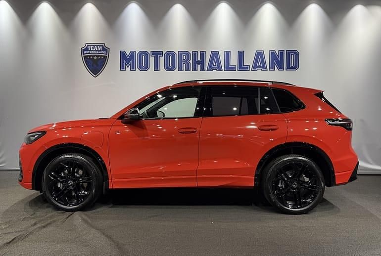 Röd Ny 2026 VW Tiguan R-line SUV | 590 600 kr (Marknadspris) - Bild 1/4