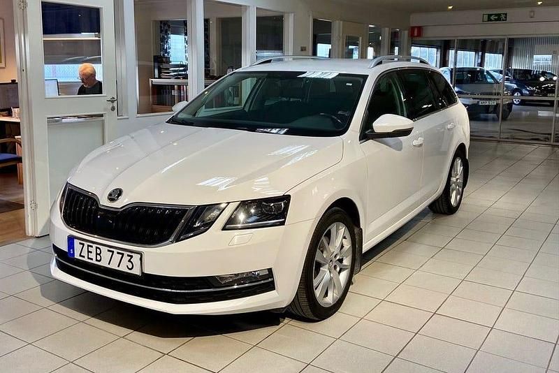 Vit Begagnad 2018 Skoda Octavia Style Kombi | 129 700 kr (Marknadspris) - Bild 1/3