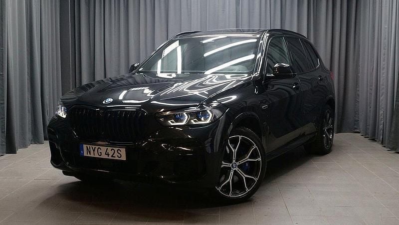 Svart Begagnad 2021 BMW X5 iPerformance SUV | 619 000 kr (Marknadspris) - Bild 1/4