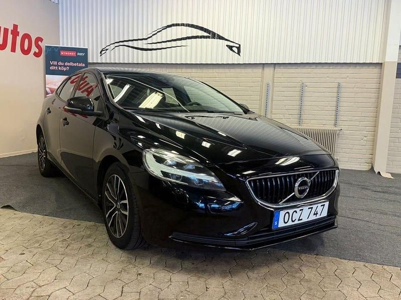 Begagnad Volvo V40 Momentum 120 HK (88 kW) 2017 Svart Kombi