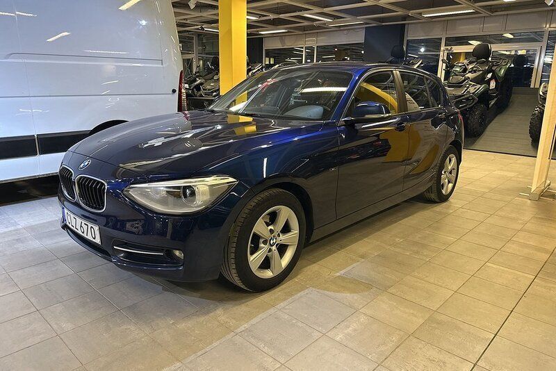 Blå Begagnad 2014 BMW 116 Sport Line Halvkombi | 99 900 kr (Marknadspris) - Bild 1/4