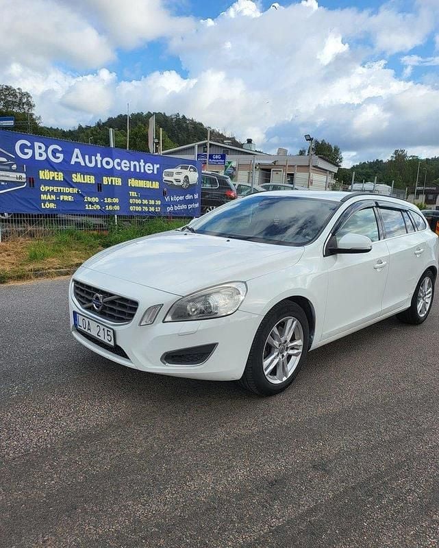 Vit Begagnad 2011 Volvo V60 Momentum Kombi | 49 900 kr (Dyr) - Bild 1/4