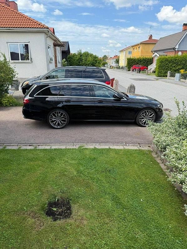 Svart Begagnad 2021 Mercedes E220 Avantgarde Kombi | 299 500 kr (Superpris) - Bild 1/4