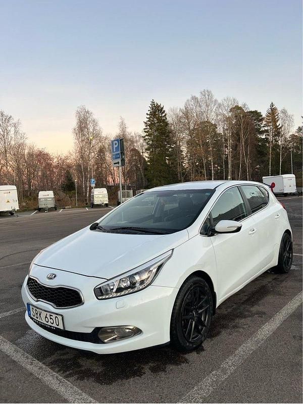 Vit Begagnad 2015 Kia Ceed Comfort Halvkombi | 94 000 kr (Marknadspris) - Bild 1/4