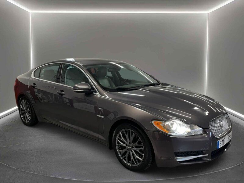 Grå Begagnad 2010 Jaguar XF Sedan | 119 900 kr (Dyr) - Bild 1/4