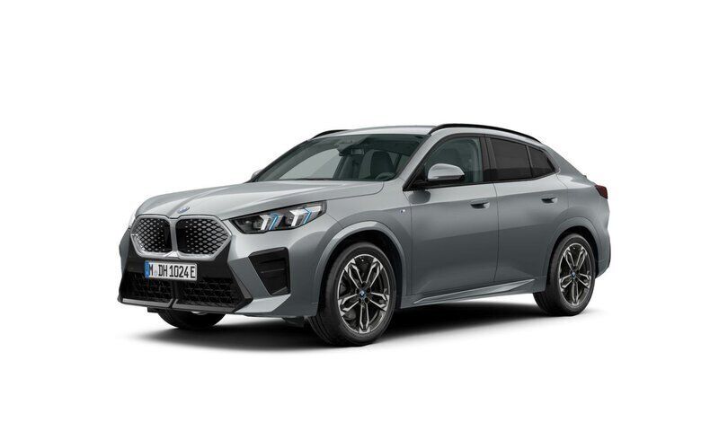 Grå Begagnad 2024 BMW iX2 Comfort Edition SUV | 629 000 kr (Marknadspris) - Bild 1/4