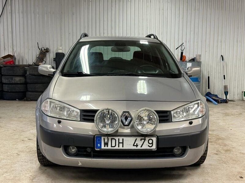 Ljusgrå (grå) Begagnad 2005 Renault Mégane GrandTour Kombi | 24 900 kr (Lite dyr) - Bild 1/4