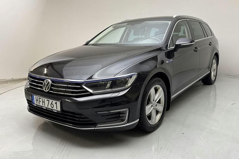 Svart Begagnad 2016 VW Passat | 154 900 kr (Marknadspris) - Bild 1/4