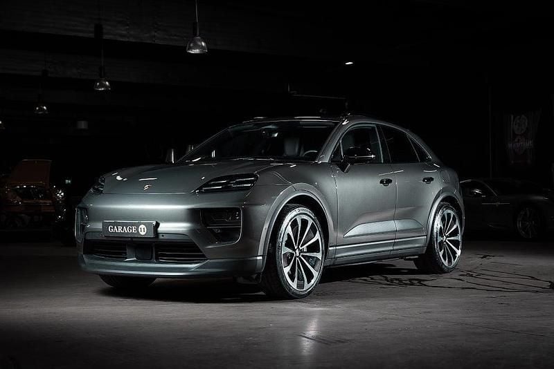 Grå Begagnad 2024 Porsche Macan 4 Electric SUV | 999 500 kr (Bra pris) - Bild 1/4