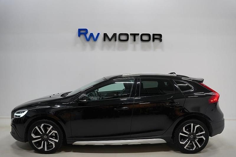 Begagnad Volvo V40 Summum 190 HK (139 kW) 2016 Svart Halvkombi