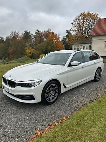 Vit Begagnad 2018 BMW 520 Sport Line Kombi | 239 000 kr (Superpris) - Bild 1/4