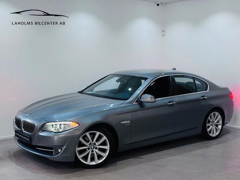 Grå Begagnad 2012 BMW 530 Sedan | 179 900 kr (Marknadspris) - Bild 1/4